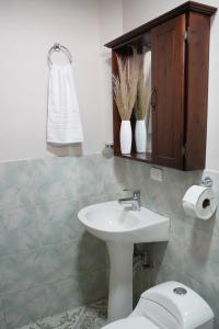 ChamboCasa vacacional en Chambo的一间带水槽和卫生间的浴室