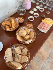塔菲德尔瓦勒Hostal La Vidala的一张桌子,上面有面包和糕点篮子