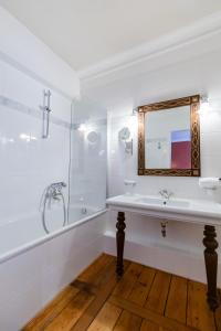 NeckarbischofsheimSchloss Neckarbischofsheim的白色的浴室设有水槽和镜子