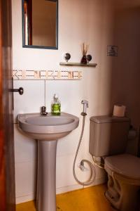韦尔卡鲍普萨达塔图菲利兹酒店的一间带水槽和卫生间的浴室