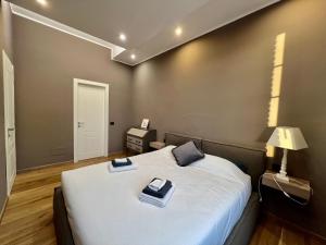 米兰NEW WONDERFUL BILO WITH WALK-IN CLOSET from Moscova Suites Apartments的一间卧室配有一张床,上面有两条毛巾