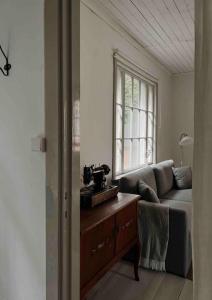 诺拉Lillebo - Centralt mysigt hus i Nora的带沙发和窗户的客厅