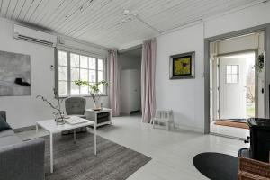 诺拉Lillebo - Centralt mysigt hus i Nora的客厅配有沙发和桌子
