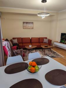 斯库台Anoe City Center Apartment的客厅配有沙发和桌上一碗水果
