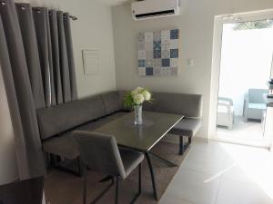 努尔德Apricity Suites Aruba的客厅配有桌子和沙发