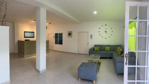 圣玛尔塔Encanto Apartahotel的客厅配有蓝色的沙发和桌子