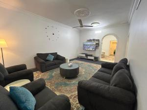 麦地那شقة العقيق عروة alaqeeq apartments的客厅配有两张沙发和一台电视机