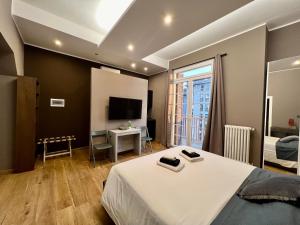 米兰NEW AMAZING MONO LOCATED IN MOSCOVA DISTRICT from Moscova Suites apartments group的酒店客房,配有床和电视