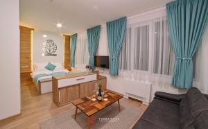 卡尔洛沃Хотел Терра Роза的客厅配有床和沙发