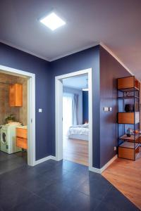 克维曾Apartament Słoneczny的一间拥有蓝色墙壁的客房和一间设有床铺的卧室