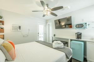 查塔努加12 The Gray Room - A PMI Scenic City Vacation Rental的白色卧室配有床和吊扇