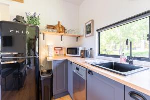 旺加瓦兰Woodmans Cottage 24, Gold Coast Hinterland的厨房配有水槽和冰箱