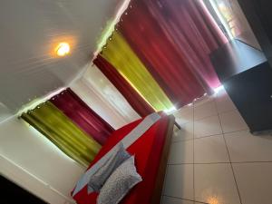 努库希瓦Taiohae Bay的一间房间,房间里有一个色彩缤纷的窗帘