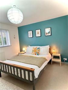 阿伯蒂费Bungalow, mountain and sea views parking的一间卧室设有一张蓝色墙壁的大床