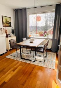 阿纳姆Light and Spacious Getaway House的一间带桌椅和窗户的用餐室