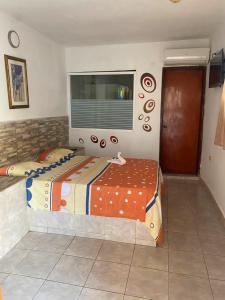Catia La MarHotel brisas del mar 2022的一间卧室设有两张单人床和一个窗户。