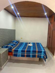 Catia La MarHotel brisas del mar 2022的一间卧室配有一张灯光床