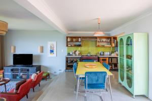 莫塞尔湾Cape St. Blaize的用餐室配有黄色的桌子和椅子