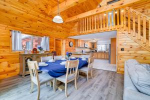 White HavenLakefront Cabin with Hot Tub 6 Mi to Ski Resort!的用餐室以及带桌椅的厨房。