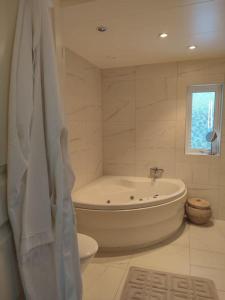 哥德堡Göteborgs Pärla nr 2的白色的浴室设有浴缸和卫生间。