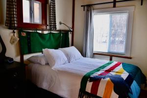 班夫Banff Beaver Cabins的一间卧室设有一张床和一个窗口