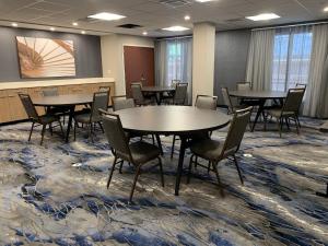 奥尔巴尼Hotel Luna的一间铺有地毯并配有桌椅的会议室
