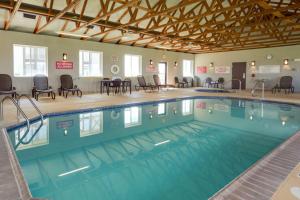 Hayti杜里海蒂卡拉瑟斯维尔酒店的一个带桌椅的大型游泳池