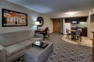 圣安东尼奥Drury Plaza Hotel San Antonio Airport的带沙发的客厅和用餐室