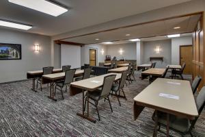 圣安东尼奥Drury Plaza Hotel San Antonio Airport的教室里配有桌椅
