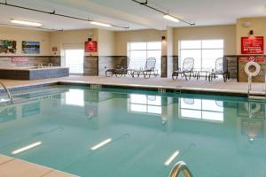 弗赖拉辛达拉斯弗里斯科德鲁里套房酒店的一个带桌椅的大型游泳池