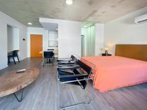 布宜诺斯艾利斯Charming Studio in the Heart of La Boca - Caminito的一间卧室配有一张大床和一张桌子