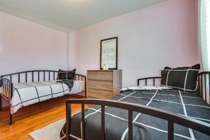 明尼阿波利斯Minneapolis Family Home Less Than 6 Mi to Boom Island Park的卧室设有两张床,拥有白色的墙壁和木地板