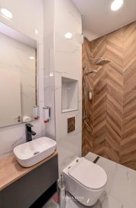 卡尔洛沃Хотел Терра Роза的白色的浴室设有卫生间和水槽。