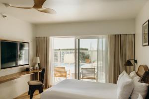 拉古纳海滩Casa Loma Beach Hotel的一间卧室配有一张床,享有庭院的景色