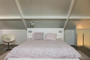 维戈Villa Emérita的一间卧室配有一张大床和两个枕头