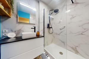 诺伊斯·勒·格兰德Proche Disney & Paris-2 min gare的一间带水槽和淋浴的浴室