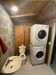 Jolly HarbourView Haven Villa的小型浴室设有洗衣机和水槽。