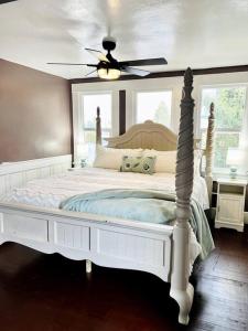 波卡特洛The Vintage Daisy的卧室配有白色的床和吊扇