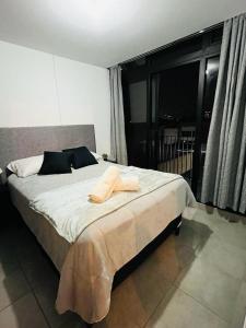 危地马拉Apartamento zona 4, Ciudad de Guatemala的一间卧室配有一张床,上面有两条毛巾