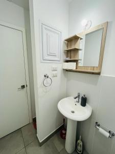 危地马拉Apartamento zona 4, Ciudad de Guatemala的白色的浴室设有水槽和镜子