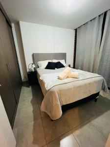 危地马拉Apartamento zona 4, Ciudad de Guatemala的一间卧室,卧室内配有一张大床