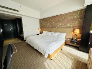 西安西安绿地假日酒店的一间卧室,卧室内配有一张大床