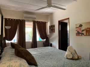 普拉亚科罗纳多B&B EL Litoral的一间卧室设有一张床和一个窗口