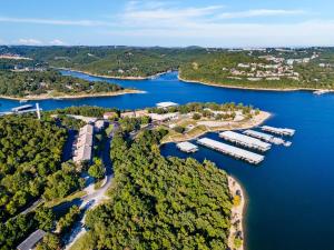 布兰森Rock Lane Resort & Marina的享有湖上码头的空中景致