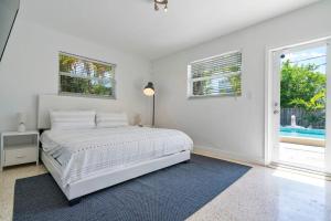 迈阿密海滩Perfect Beach Home For A Family Getaway Wpool!的白色的卧室设有床和窗户