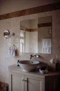 霍巴特Grande Vue的一间带水槽和大镜子的浴室