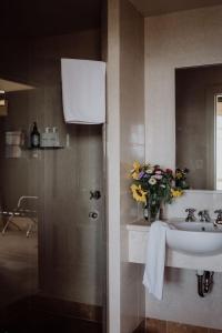 霍巴特Grande Vue的一间带水槽和花瓶的浴室