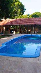 圣克鲁斯Casa de Campo的一个带凉亭的大型蓝色游泳池