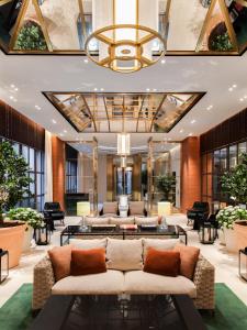 香港香港逸兰铜锣湾酒店的大厅,在大楼里设有沙发和桌子