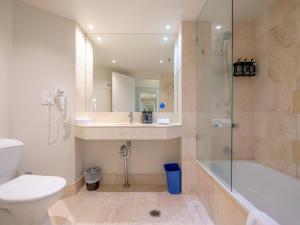 黄金海岸Cosy Studio with Stunning Ocean Views DUPLICATE的浴室配有卫生间、盥洗盆和淋浴。